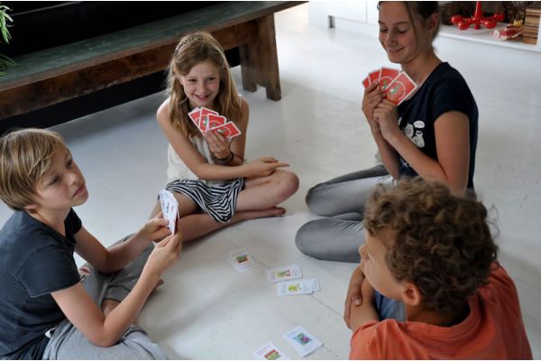 Supercool Friends, a card game to improve social skills